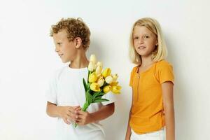 klein Kinder mit ein Strauß von Blumen Geschenk Geburtstag Urlaub Kindheit Lebensstil unverändert foto