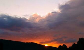 Sonnenuntergang Himmel Hintergrund mit Wolken. Schönheit hell Luft Hintergrund. düster lebendig cyan Landschaft. foto