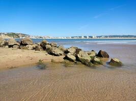 Strand nass Sand Textur. sandig Ufer Beige Hintergrund. foto