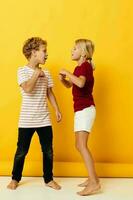 süß stilvoll Kinder kuscheln Mode Kindheit Unterhaltung auf farbig Hintergrund foto