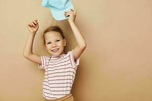 ziemlich jung Mädchen posieren Baby Kleider Spaß isoliert Hintergrund foto