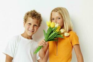 Junge und Mädchen Spaß Geburtstag Geschenk Überraschung Strauß von Blumen isoliert Hintergrund unverändert foto