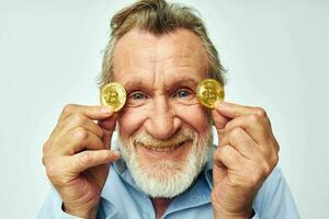 Senior grauhaarig Mann Kryptowährung Bitcoin Gesicht schließen oben Investition Licht Hintergrund foto