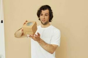gut aussehend Mann halten ein Karton klein Box im seine Hände foto