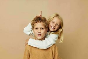 wenig Junge und Mädchen im Pullover zusammen Spaß Kindheit unverändert foto
