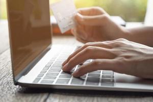 Online-Zahlung mit Frau mit Computer und Kreditkarte foto