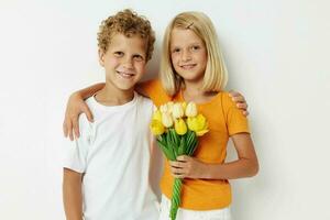 klein Kinder Spaß Geburtstag Geschenk Überraschung Strauß von Blumen isoliert Hintergrund unverändert foto