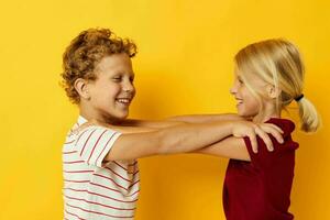 süß Vorschule Kinder kuscheln Mode Kindheit Unterhaltung Gelb Hintergrund foto