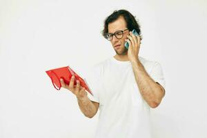 gut aussehend Mann rot Notizblock Telefon Kommunikation Lebensstil unverändert foto