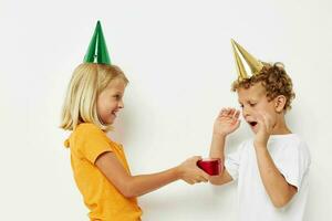 heiter Junge mit Mädchen mit Hüte Geschenk Geburtstag Urlaub foto