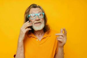 Foto von im Ruhestand alt Mann grau Bart Kommunikation auf das Telefon Emotionen isoliert Hintergrund