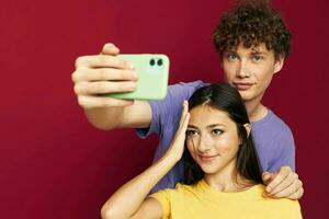 Mann und Frau modern Stil Emotionen Spaß Telefon Jugend Stil foto