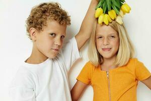 Porträt von süß Kinder Spaß Geburtstag Geschenk Überraschung Strauß von Blumen Lebensstil unverändert foto