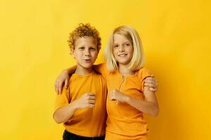 Bild von positiv Junge und Mädchen kuscheln Mode Kindheit Unterhaltung auf farbig Hintergrund foto