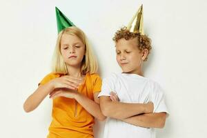 heiter Kinder im mehrfarbig Kappen Geburtstag Urlaub Emotion isoliert Hintergrund unverändert foto