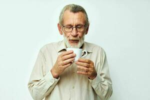 Alten Mann halten ein Becher auf ein Weiß Hintergrund foto