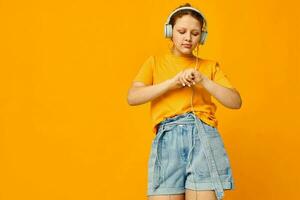 komisch Mädchen Hören zu Musik- auf Kopfhörer Jugend Stil Gelb Hintergrund unverändert foto