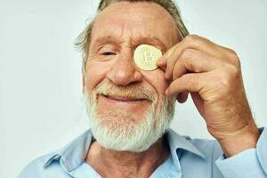 Alten Mann Kryptowährung Bitcoin Gesicht schließen oben Investition abgeschnitten Aussicht foto
