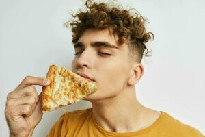 gut aussehend jung Mann Pizza Snack schnell Essen Lebensstil unverändert foto