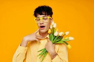 Foto von romantisch jung Freund im Gelb Brille mit ein Strauß von Blumen Lebensstil unverändert