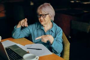 glücklich Senior Frau Unterlagen Arbeit Blatt von Papier und Stift Freiberufler funktioniert unverändert foto