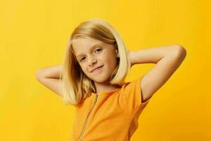 jung blond Mädchen blond Gerade Haar posieren Lächeln Spaß Kindheit Lebensstil unverändert foto