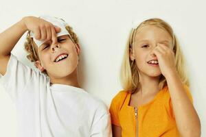 Bild von positiv Junge und Mädchen im ein medizinisch Maske Spaß isoliert Hintergrund unverändert foto