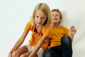 Junge und Mädchen kuscheln Mode Kindheit Unterhaltung isoliert Hintergrund unverändert foto