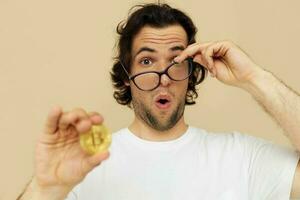 gut aussehend Mann im ein Weiß T-Shirt mit Bitcoin Kryptowährung Lebensstil unverändert foto
