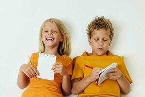 heiter Kinder Kindheit Unterhaltung Zeichnung isoliert Hintergrund unverändert foto