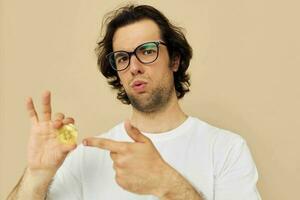 attraktiv Mann mit Brille Gold Bitcoin im Hände Lebensstil unverändert foto