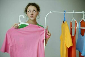 komisch Mädchen versuchen auf Kleider Kleiderschrank Jugend Stil isoliert Hintergründe unverändert foto