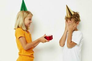 heiter Junge mit Mädchen mit Hüte Geschenk Geburtstag Urlaub foto