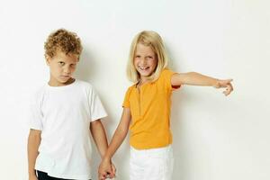 süß Vorschule Kinder Freundschaft zusammen posieren Emotionen Licht Hintergrund halt Hände foto