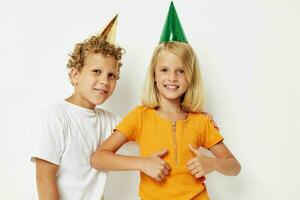 Bild von positiv Junge und Mädchen mit Kappen auf seine Kopf Urlaub Unterhaltung Licht Hintergrund foto
