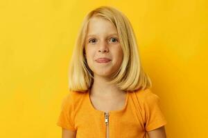 Kind Mädchen blond Gerade Haar posieren Lächeln Spaß Farbe Hintergrund unverändert foto