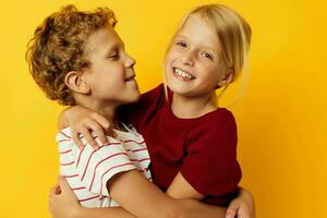 süß Vorschule Kinder Stehen Seite durch Seite posieren Kindheit Emotionen Gelb Hintergrund foto