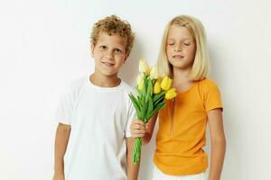 Junge und Mädchen Spaß Geburtstag Geschenk Überraschung Strauß von Blumen isoliert Hintergrund unverändert foto