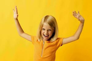 heiter wenig Mädchen Hand Geste und Spaß Gelb Hintergrund foto