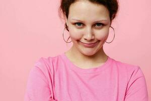 stilvoll Teenager Mädchen Modell- Mode Rosa T-Shirt Dekoration posieren isoliert Hintergrund unverändert foto