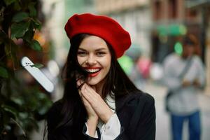 Frau Lächeln mit Zähne Gehen um Stadt, stilvoll modisch Kleider und bilden, Frühling gehen. foto
