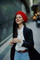 Mode Frau Lächeln mit Zähne Porträt Gehen Tourist im stilvoll Kleider im Jacke mit rot Lippen Gehen Nieder eng Stadt Straße fliegend Haar, reisen, filmisch Farbe, retro Jahrgang Stil. foto