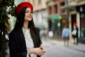 Mädchen Lächeln mit Zähne steht auf das Straße im das Stadt im ein Jacke und rot Baskenmütze, filmisch Französisch Stil foto