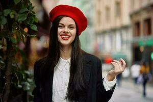 Frau Lächeln Mode Modell- Spaziergänge auf das Straße im das Stadt Center unter das Menge im ein Jacke und rot Baskenmütze und Jeans, filmisch Französisch Mode Stil Kleidung, Reise zu Istanbul foto