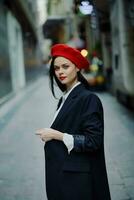 Mode Frau Lächeln mit Zähne Porträt Gehen Tourist im stilvoll Kleider im Jacke mit rot Lippen Gehen Nieder eng Stadt Straße fliegend Haar, reisen, filmisch Farbe, retro Jahrgang Stil. foto