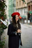 Frau Lächeln Mode Modell- Spaziergänge auf das Straße im das Stadt Center unter das Menge im ein Jacke und rot Baskenmütze und Jeans, filmisch Französisch Mode Stil Kleidung, Reise zu Istanbul foto