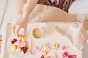 Draufsicht auf romantisches Frühstück im Bett foto