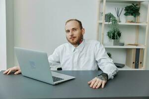 Mann im Rollstuhl Geschäftsmann im Büro beim Laptop, Lächeln und Glück, Daumen hoch, Konzept von Arbeit deaktiviert Person, Freiheit von Sozial Frames foto