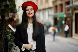 Frau Lächeln Mode Modell- Spaziergänge auf das Straße im das Stadt Center unter das Menge im ein Jacke und rot Baskenmütze und Jeans, filmisch Französisch Mode Stil Kleidung, Reise zu Istanbul foto