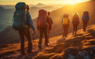 Mann Tourist Gruppe Reise Trekking Wandern Rucksack Berg Gehen Natur Lebensstil. generativ ai. foto